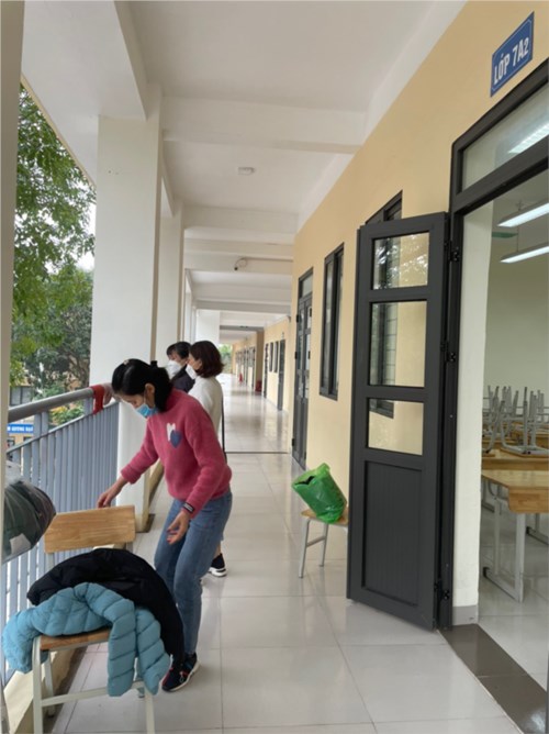 Trường THCS TT Yên Viên  duy trì tổ chức tổng vệ sinh, khử khuẩn trường, lớp hàng tuần 